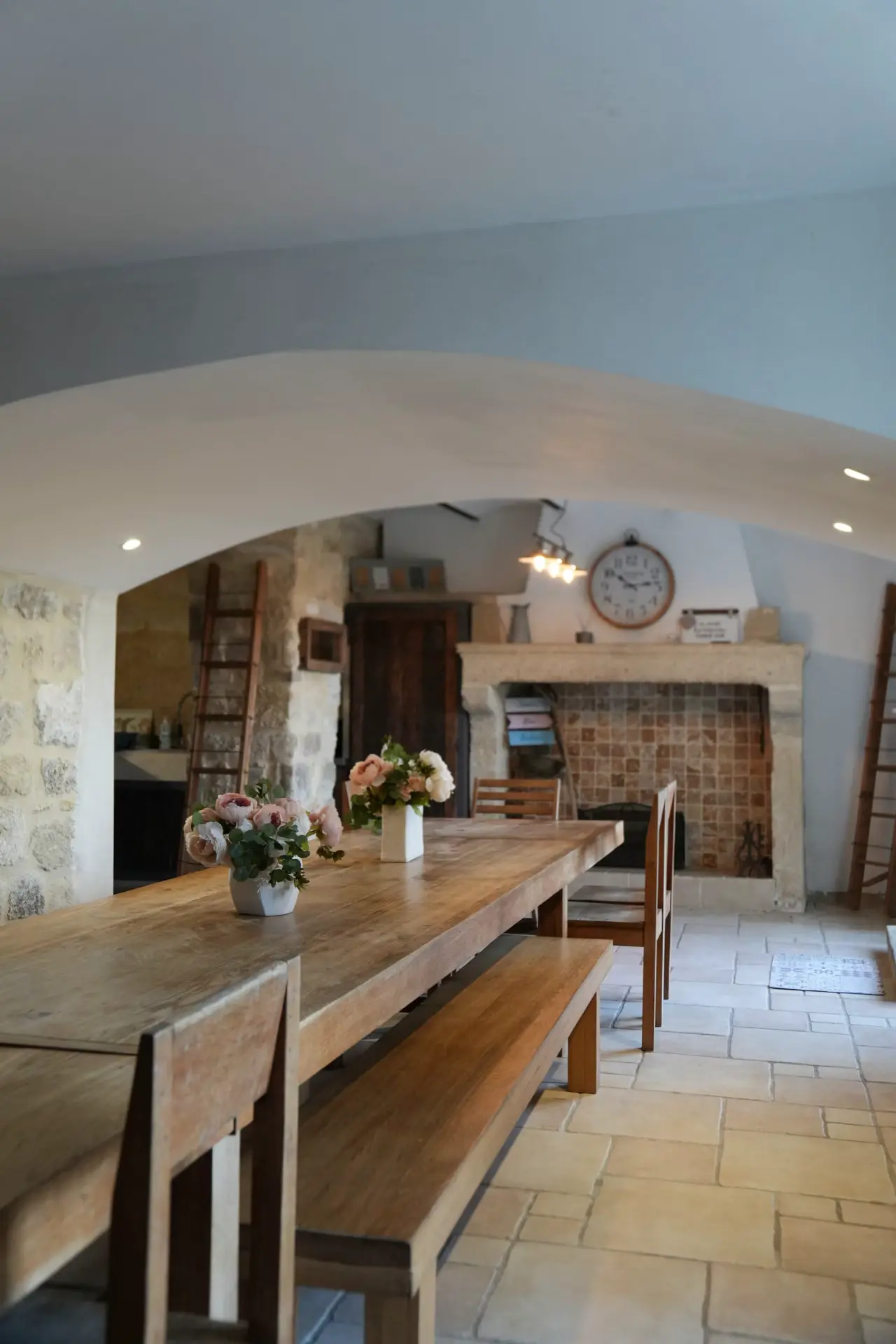 Grande salle à manger du mas avec cheminée et voûte en pierre