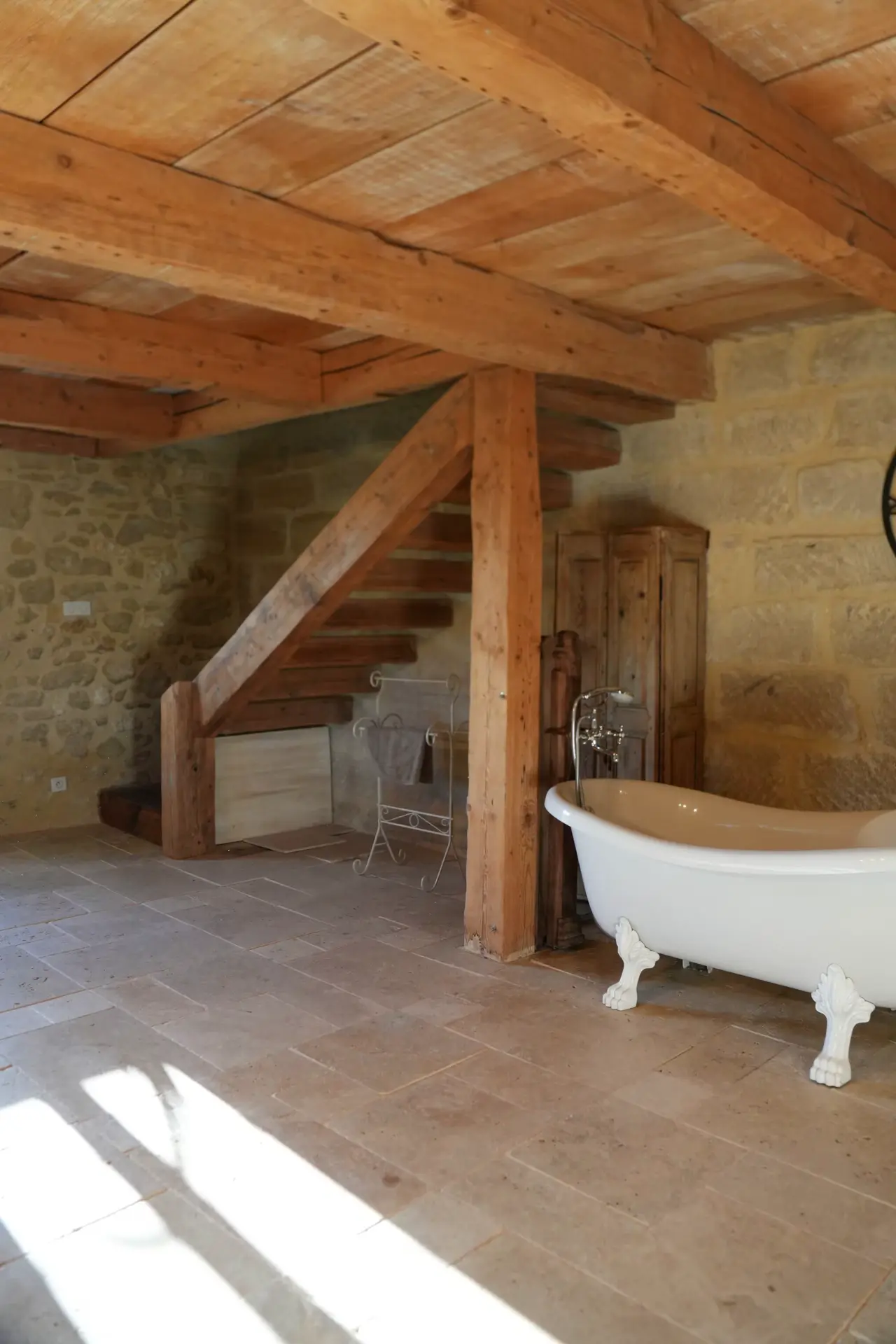 Les salles de bain — Cinq salles de bain, dont une baignoire sur pied.