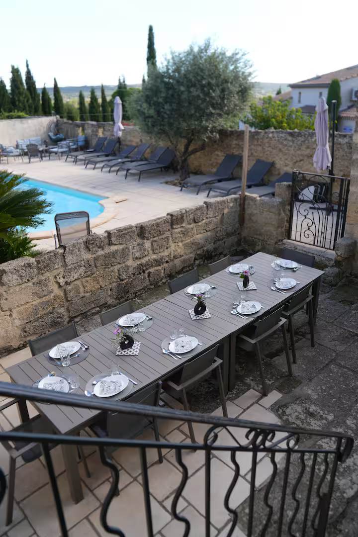 Grande tablée dressée en terrasse près de la piscine, maison de vacances pour 18 personnes