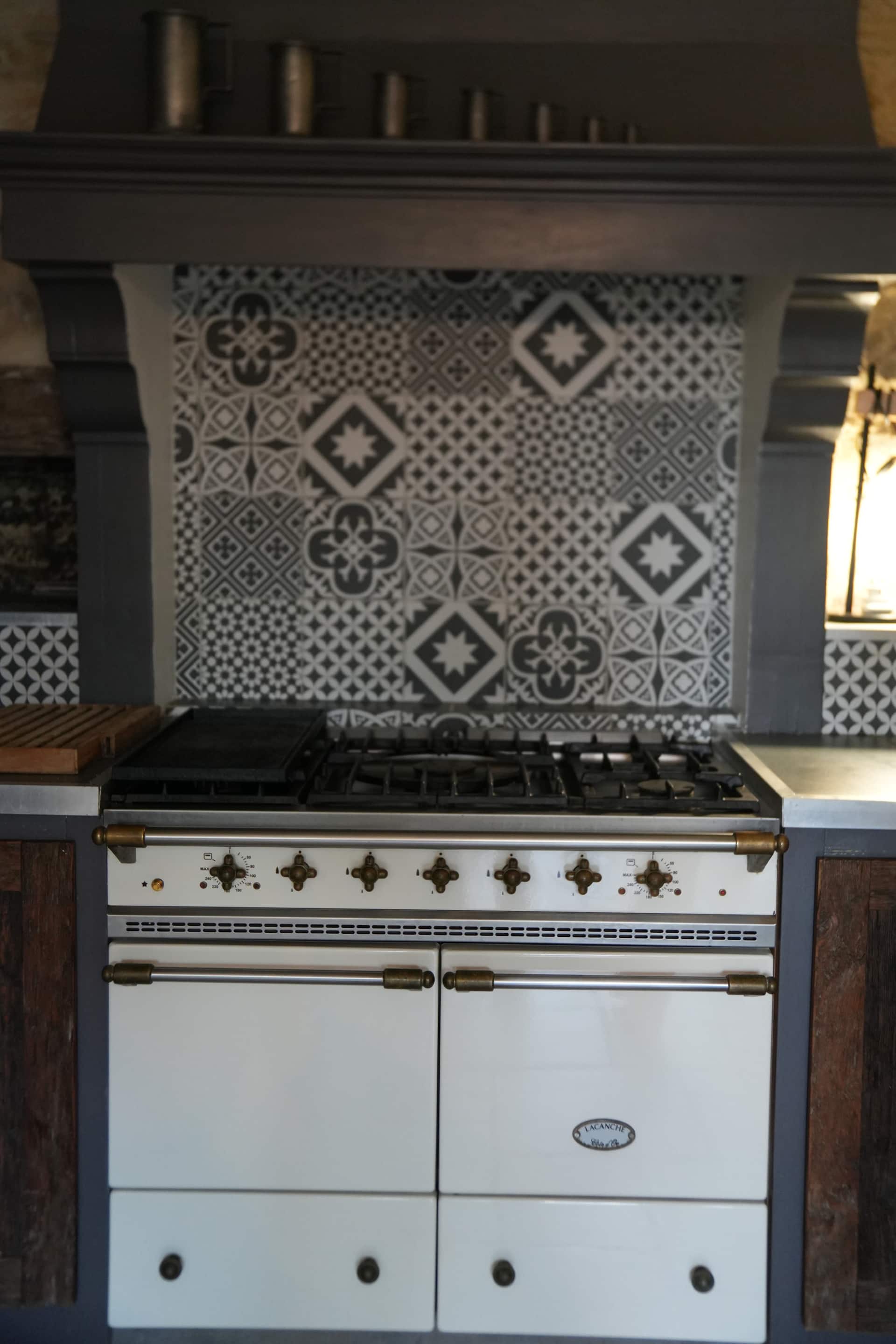 Cuisine du mas avec piano de cuisson, maison de vacances près d'Uzès