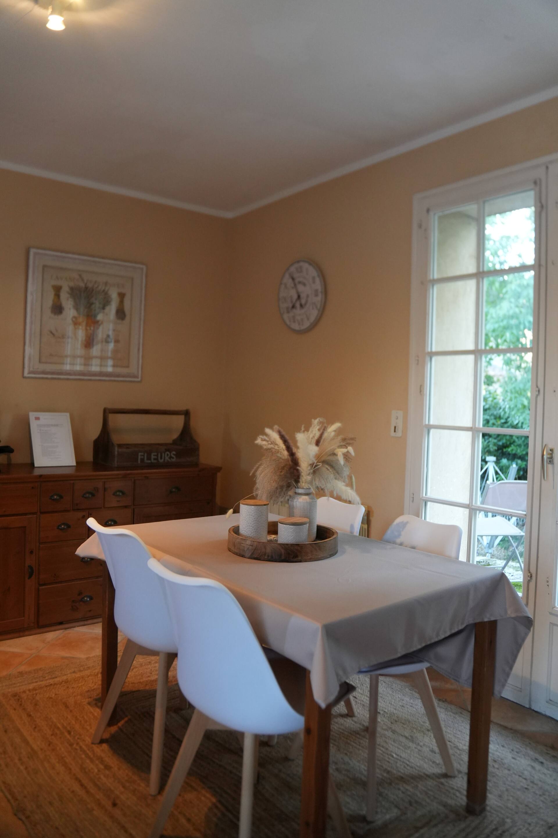 Coin repas de la seconde cuisine du mas familial du Gard