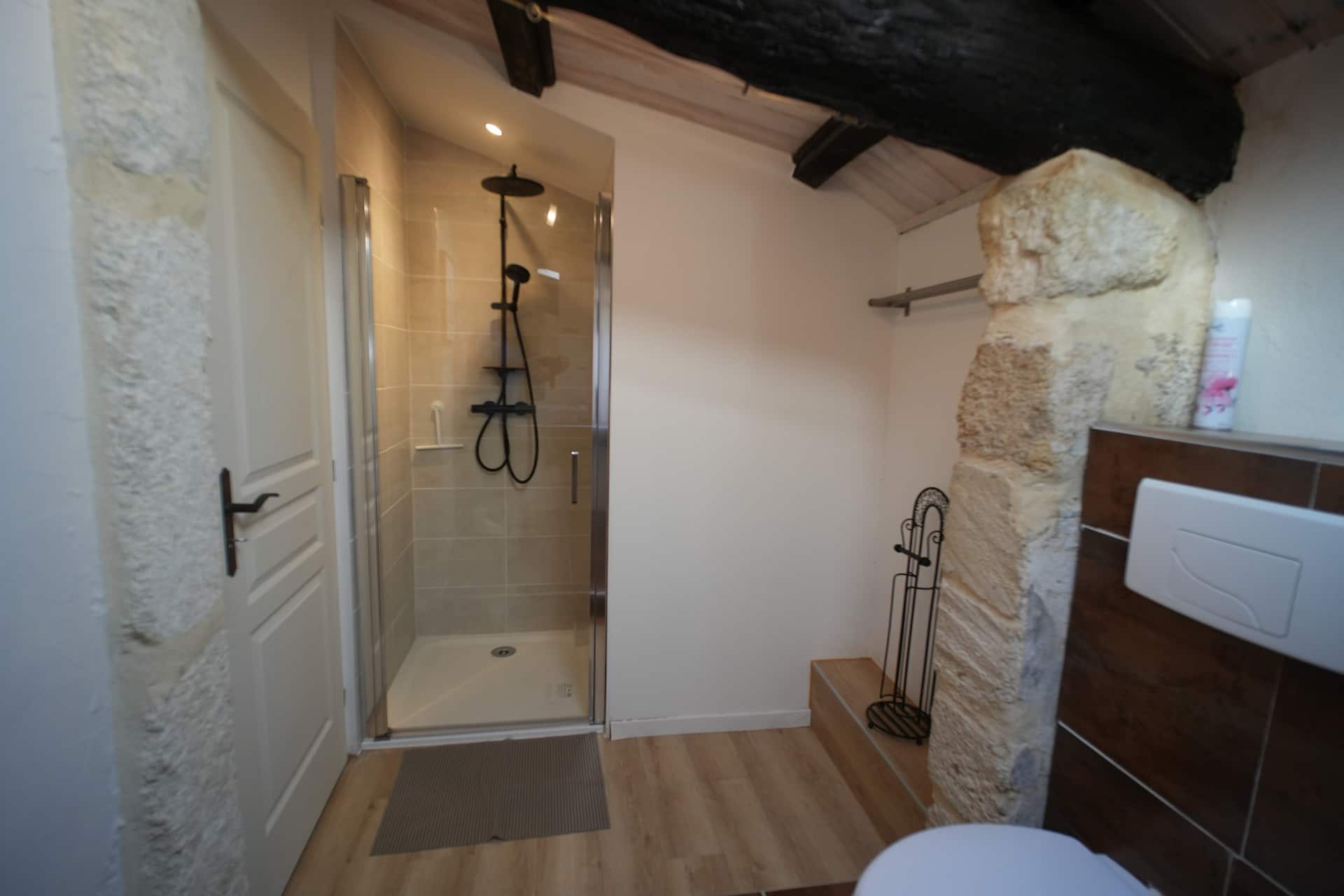 Salle de bain avec douche à l'italienne, mas familial du Gard