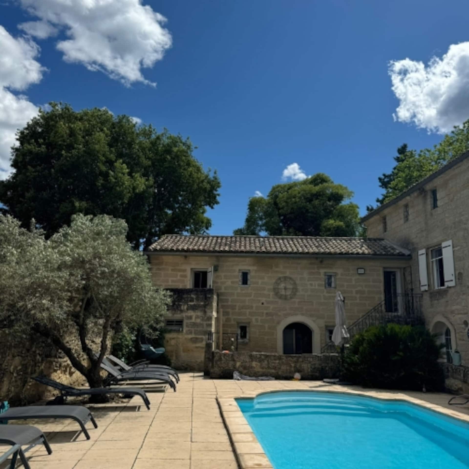 La façade et la piscine, plein sud. — extérieurs du mas familial à Sanilhac-Sagriès, près du Pont du Gard