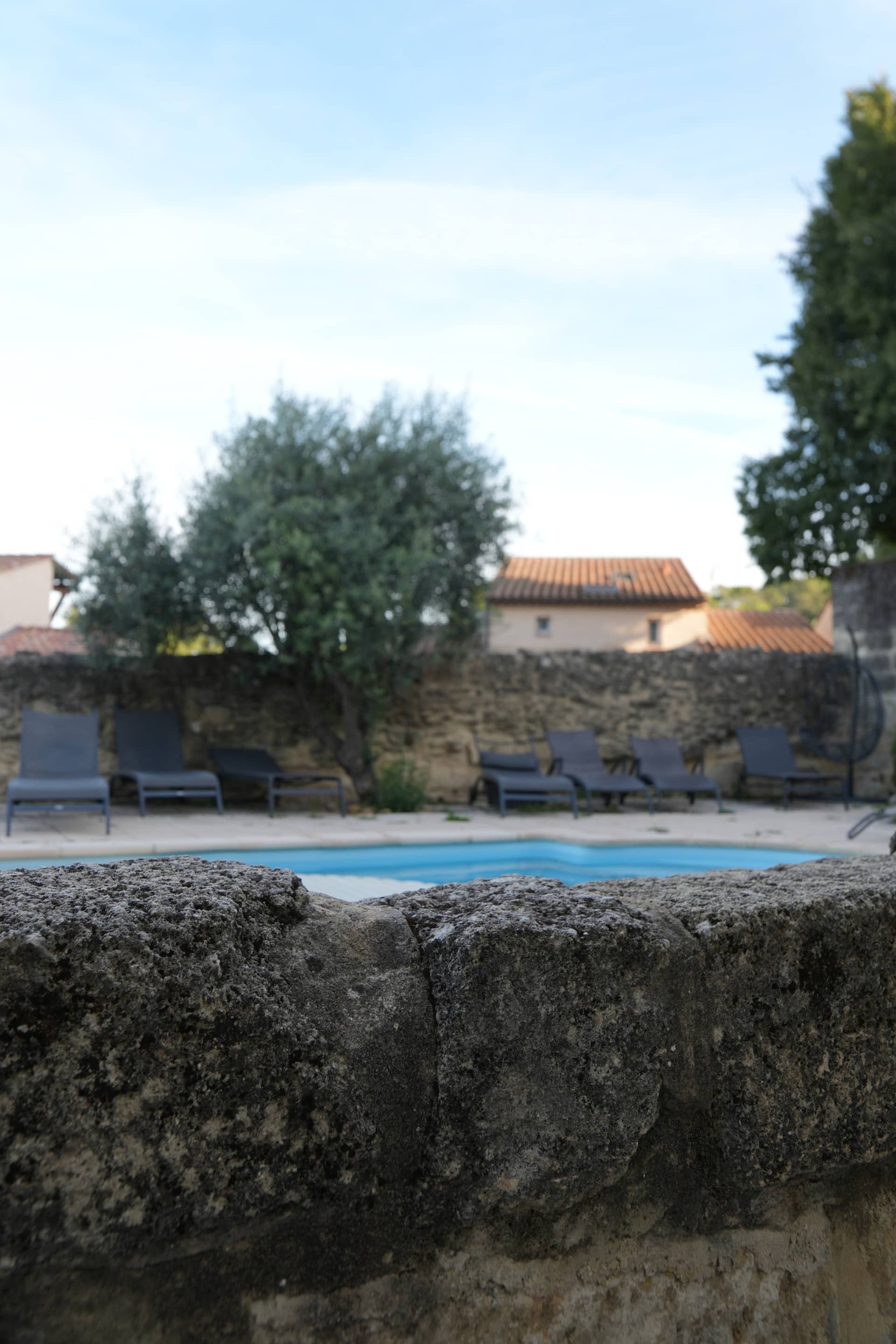 Jardin et façade en pierre du mas familial du Gard