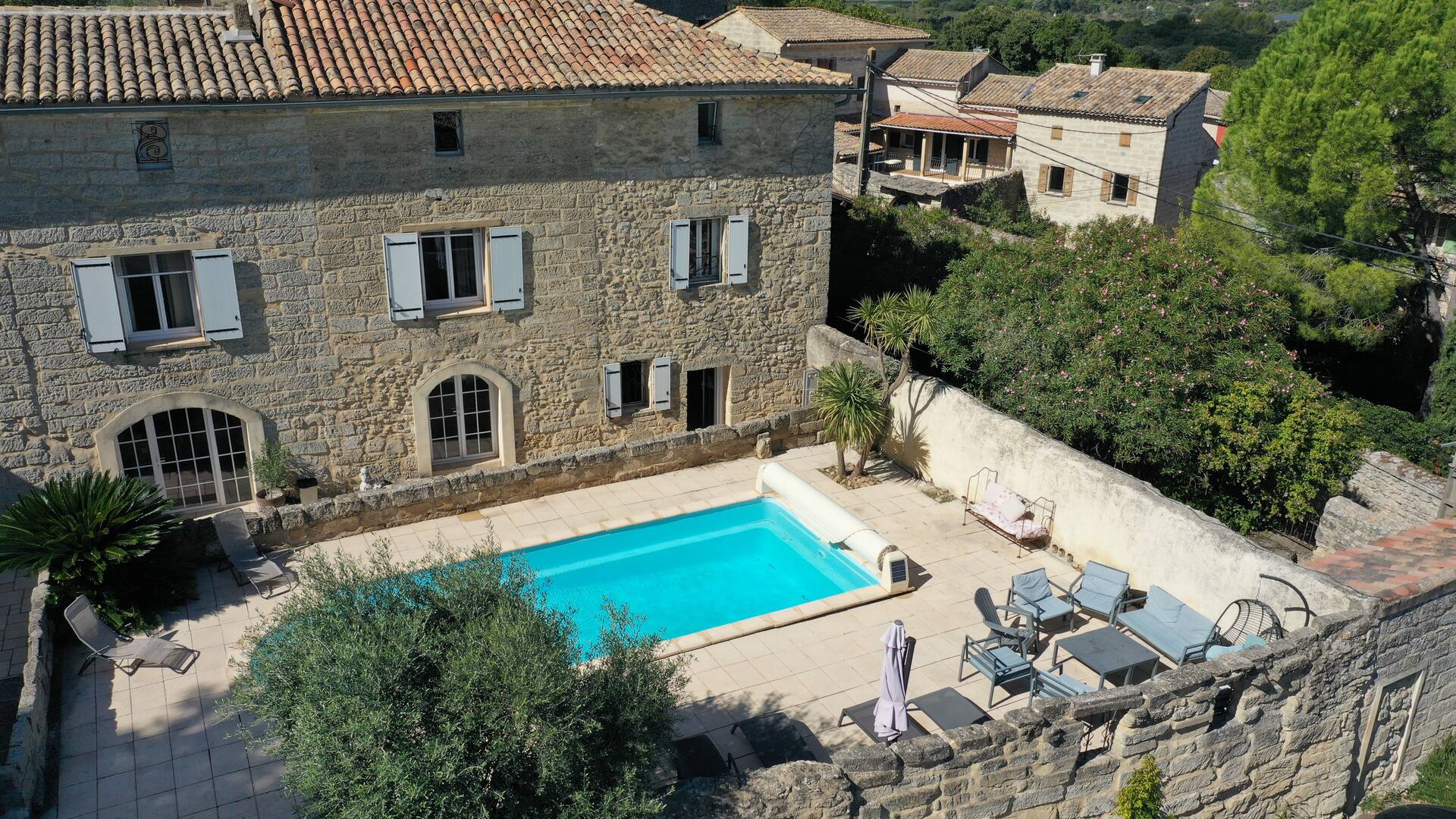 Mas familial en pierre avec piscine à louer près d'Uzès, vu du ciel