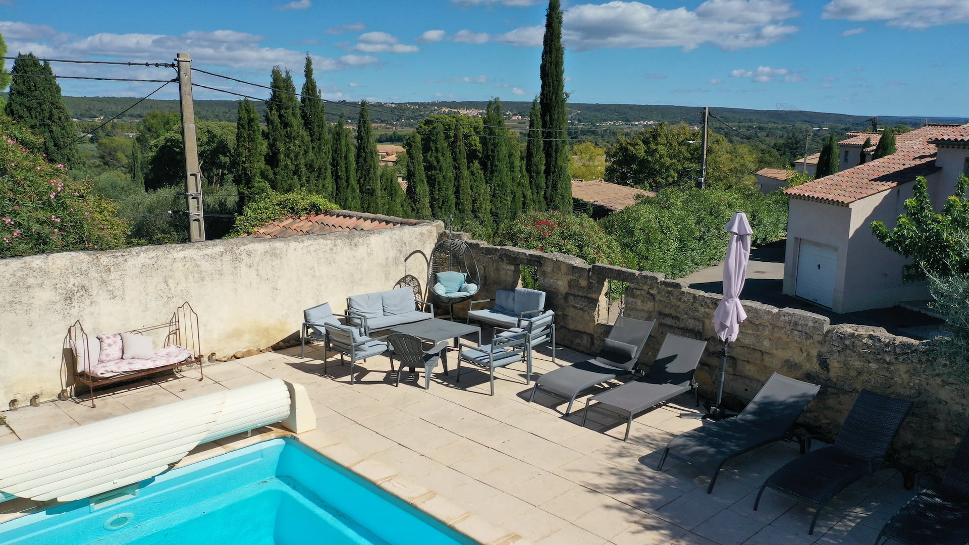 La piscine, du matin au soir. — extérieurs du mas familial à Sanilhac-Sagriès, près du Pont du Gard