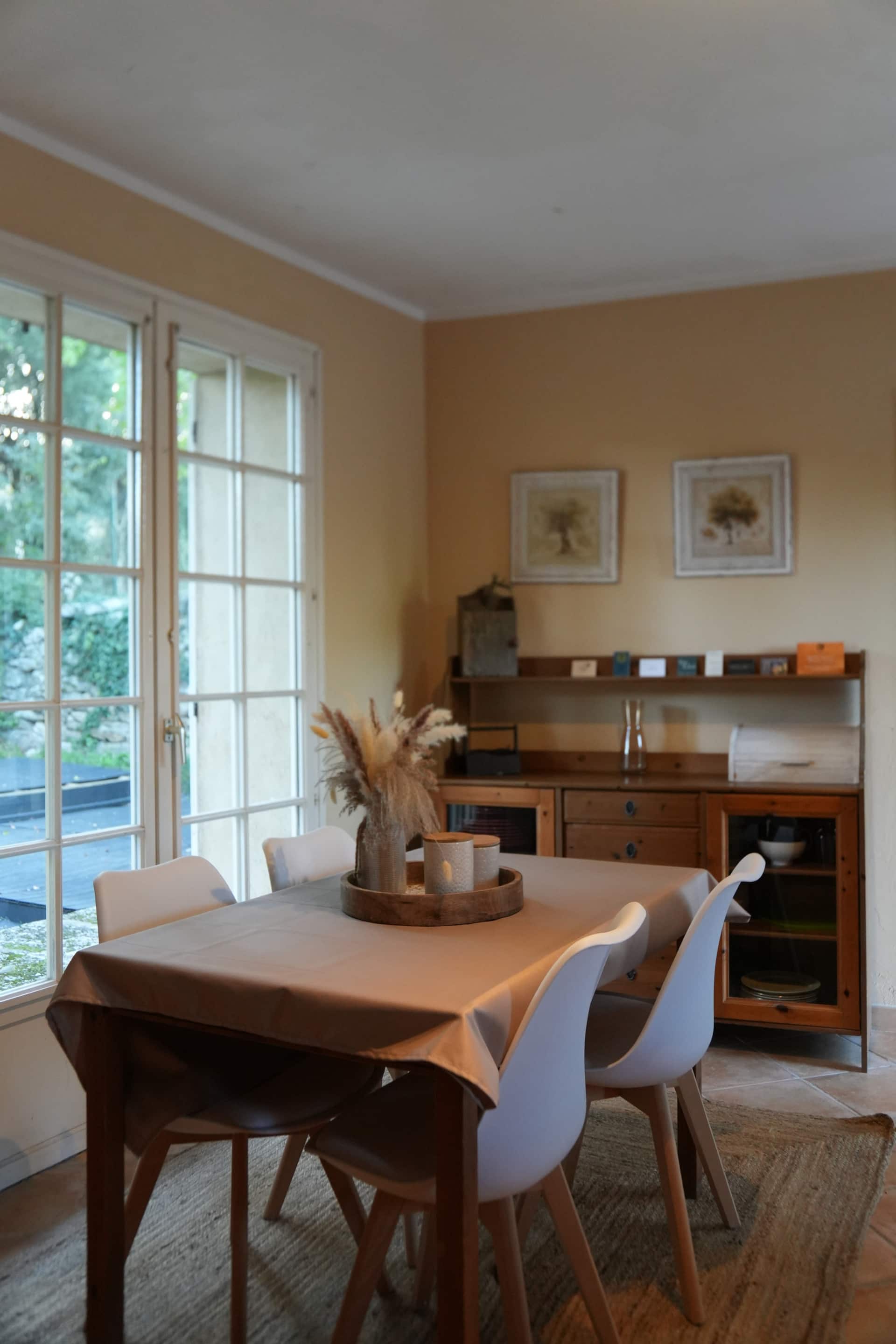 Salle à manger lumineuse du mas familial à Sanilhac-Sagriès