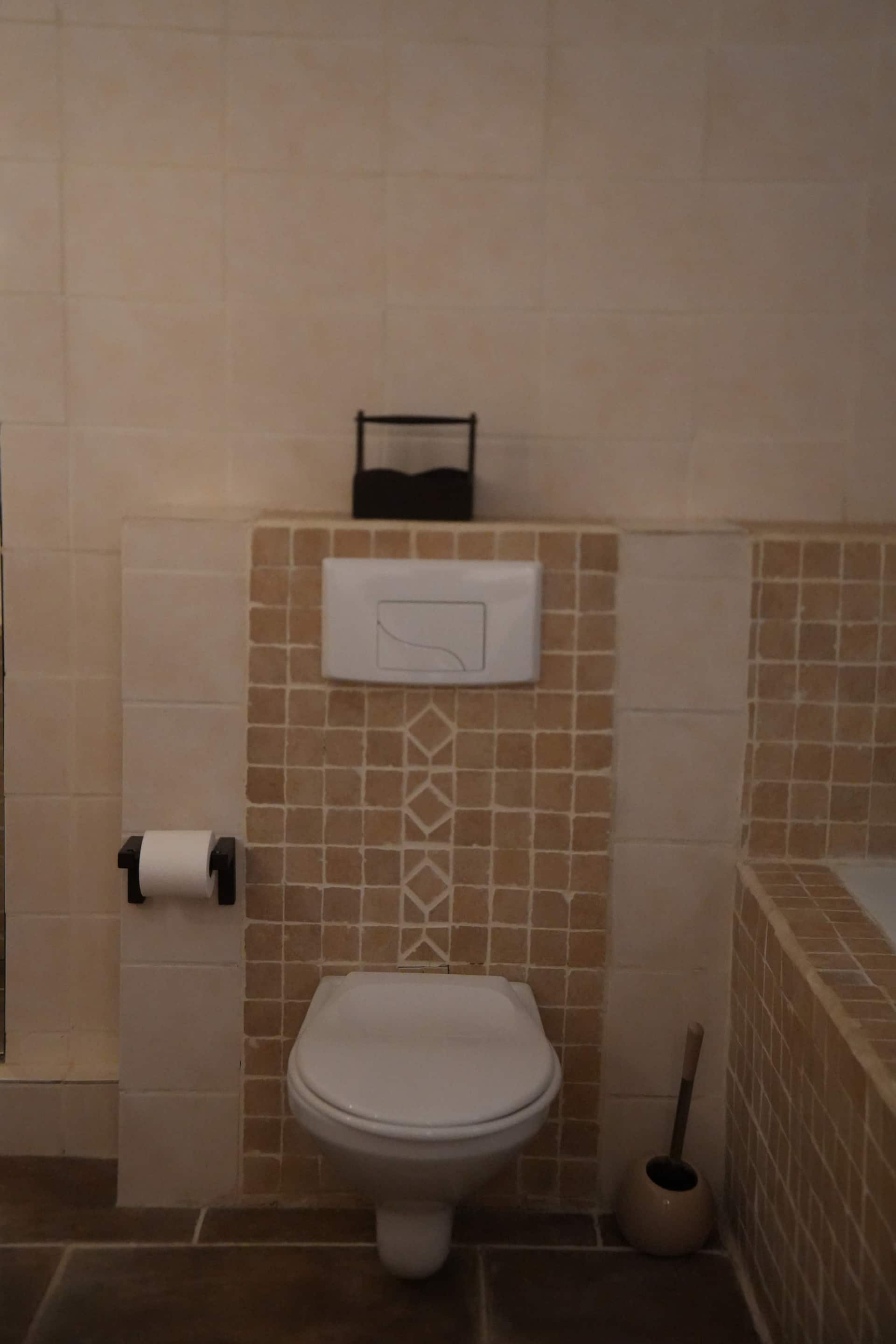 Salle de bain avec baignoire et WC du mas près d'Uzès