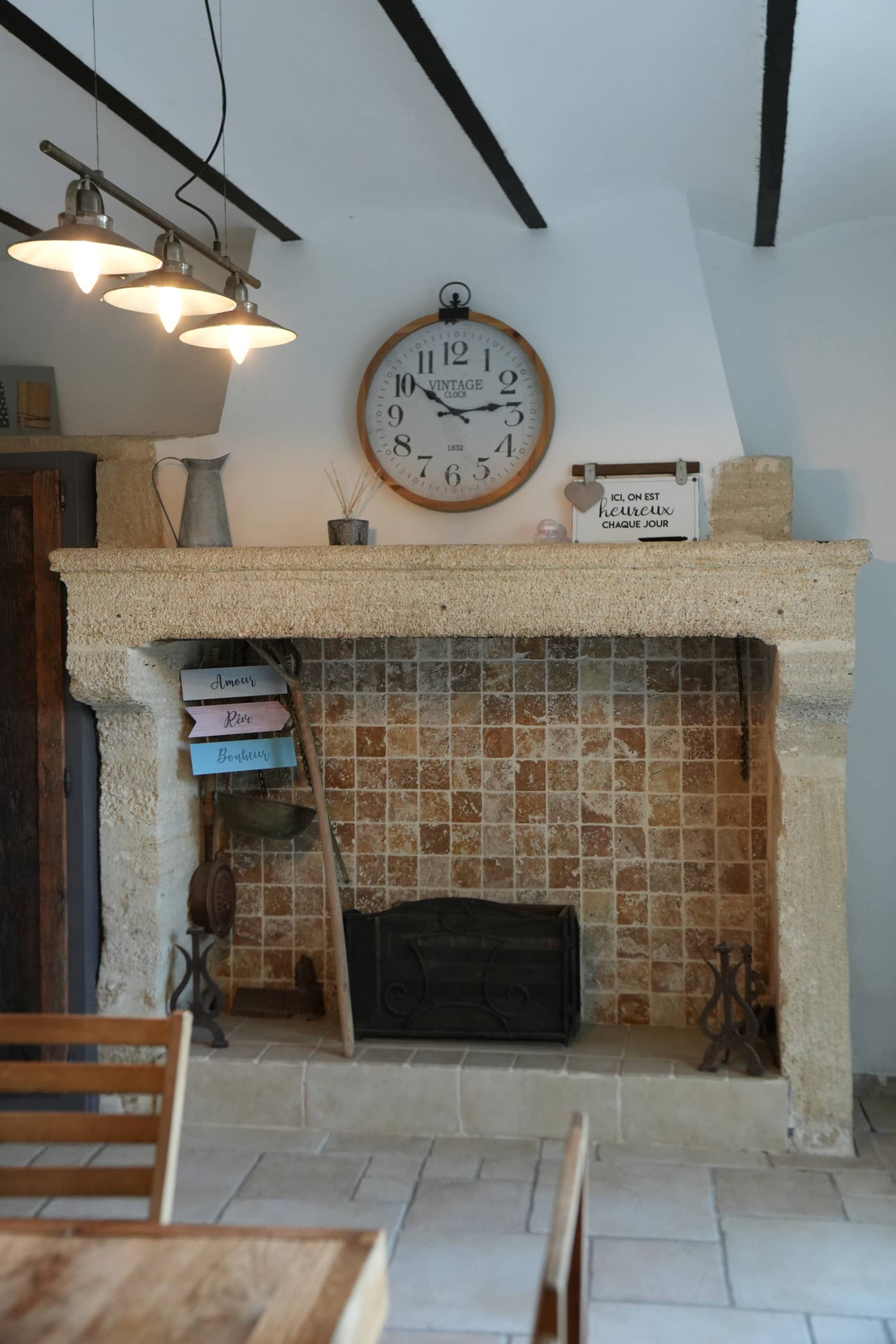 Cheminée ancienne et table de la seconde salle à manger du mas